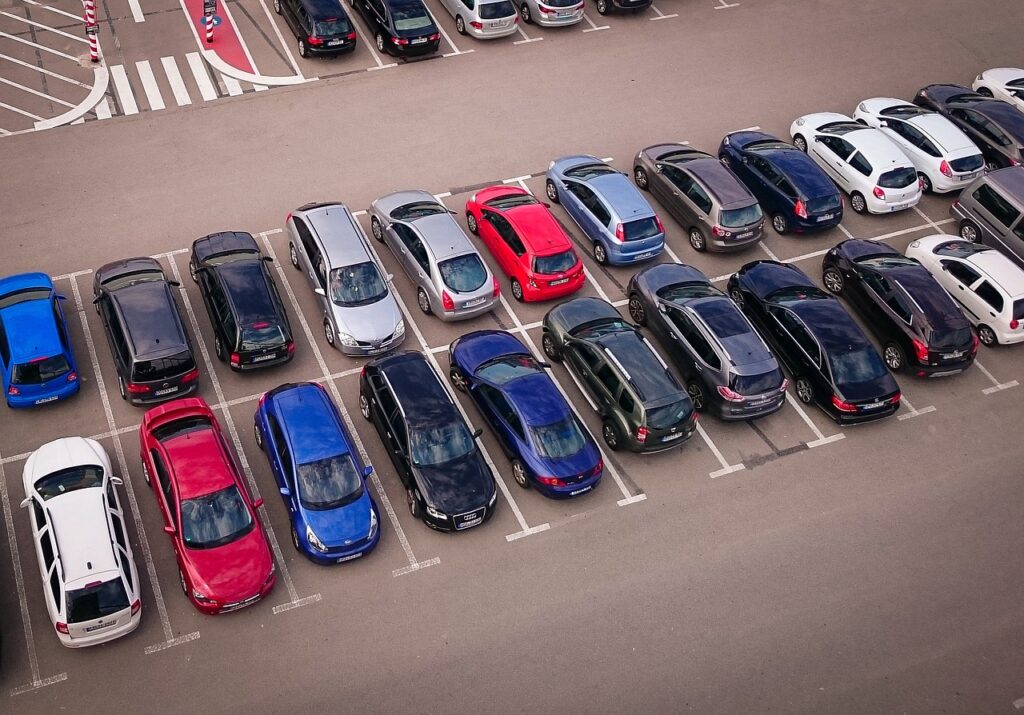 駐車場に車が並んでいる画像
