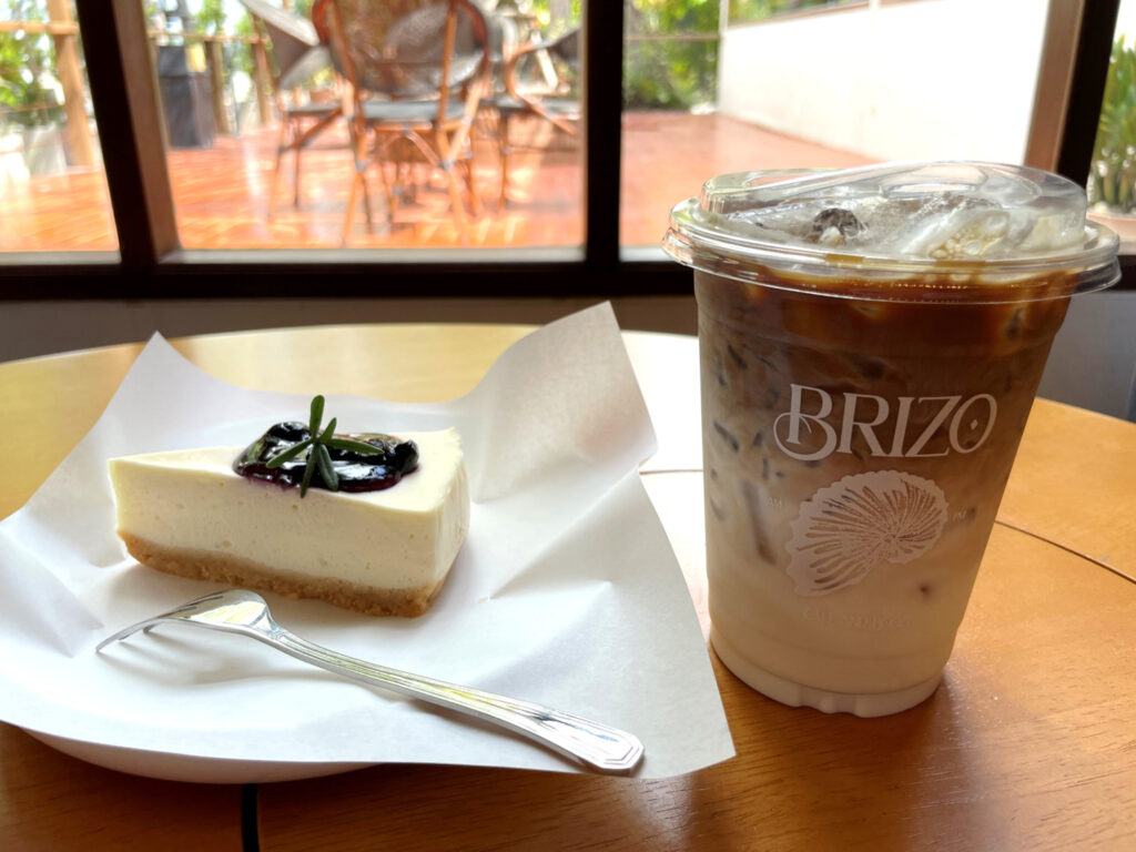 Brizo Cafe、ブルーベリーチーズケーキ・キャラメルマキアートの画像
