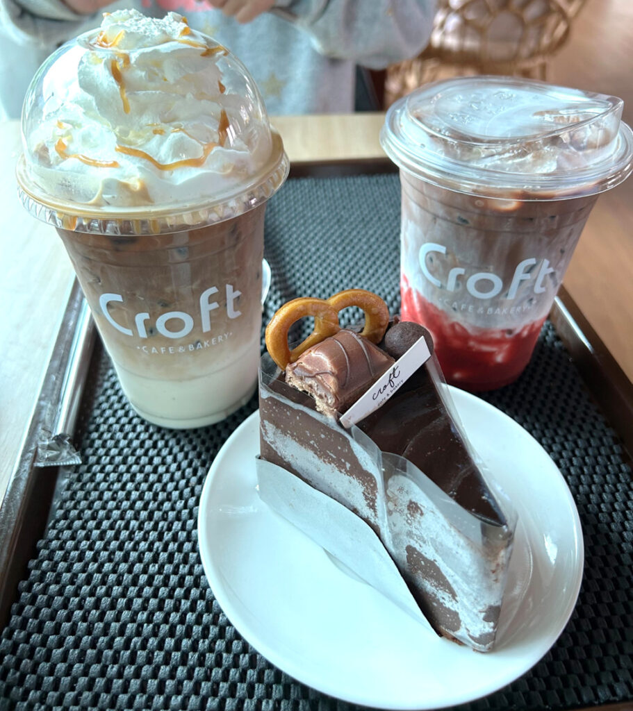 Croft Cafe Prachinburi、キャラメルラテ・ココアストロベリー・チョコレートケーキの画像