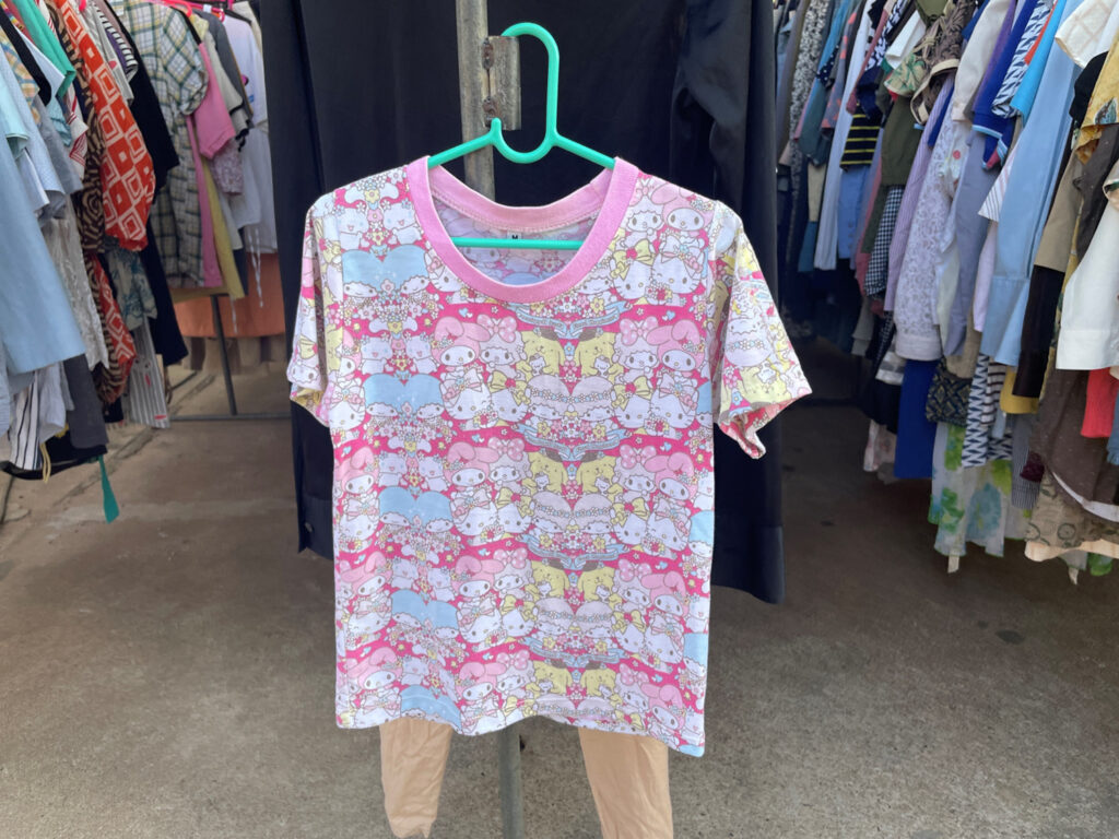 プラチンブリ、マーケット、サンリオキャラクターのTシャツの画像
