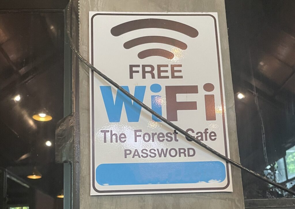 The Forest Cafe1、店内のWi-Fiパスワードの張り紙がされた柱の画像
