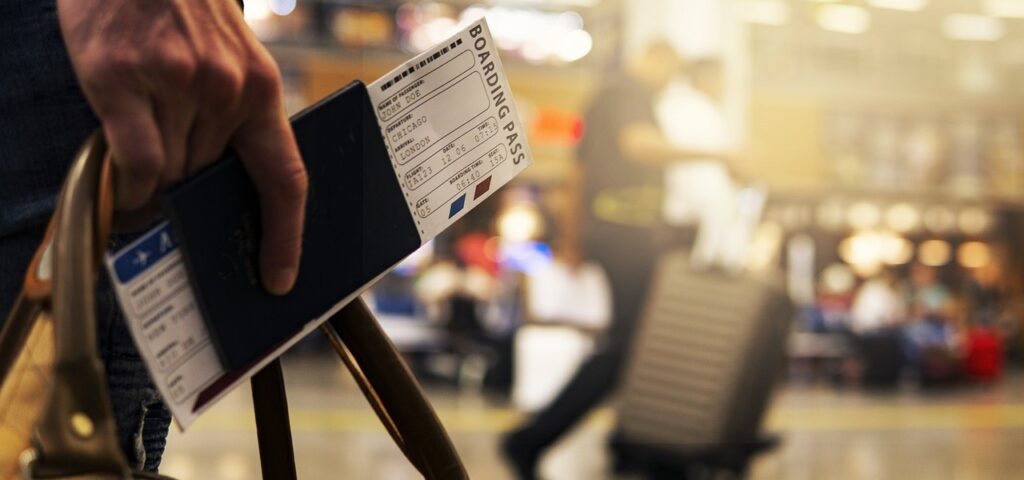 航空券を持つ男性の画像